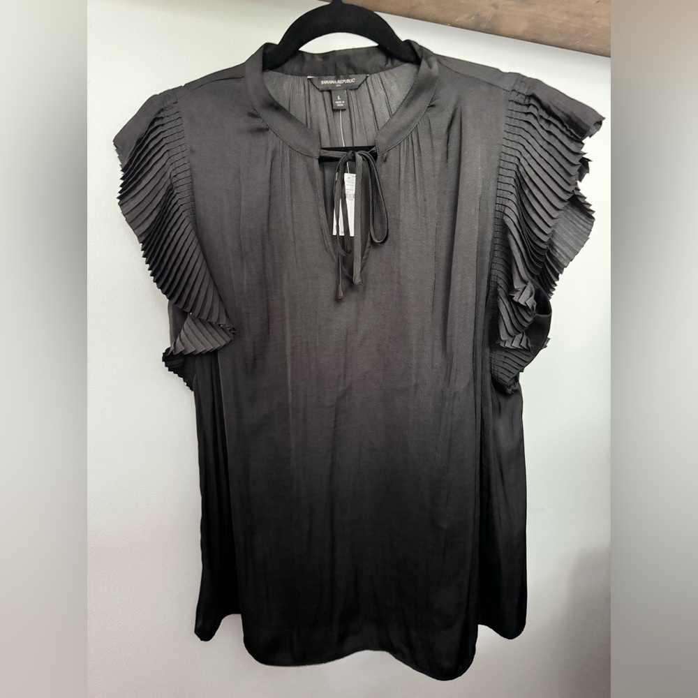 NWT Women’s Banana Republic silky black sleeveless blouse size L